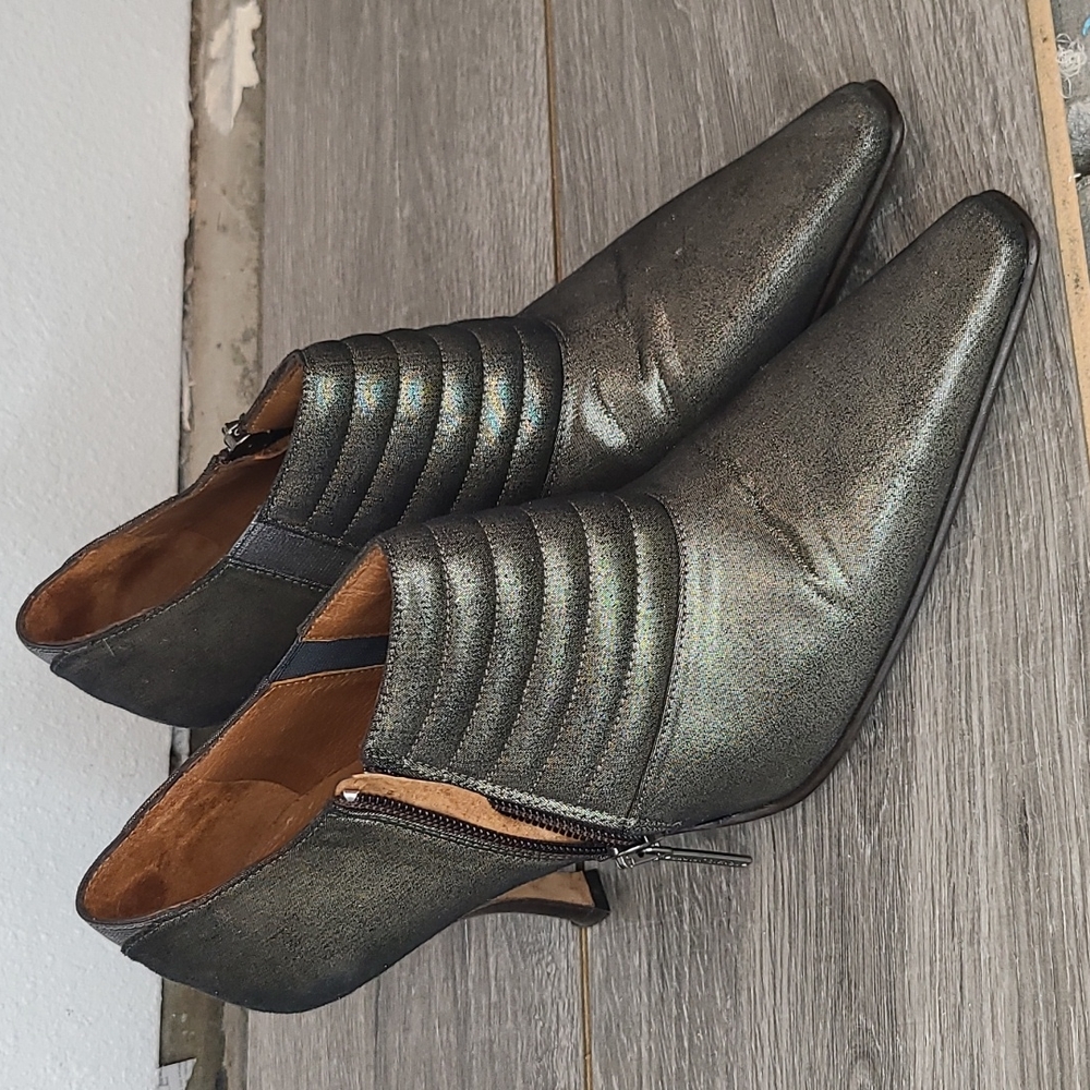 Donald Pliner heel ankle booties size 8 retro